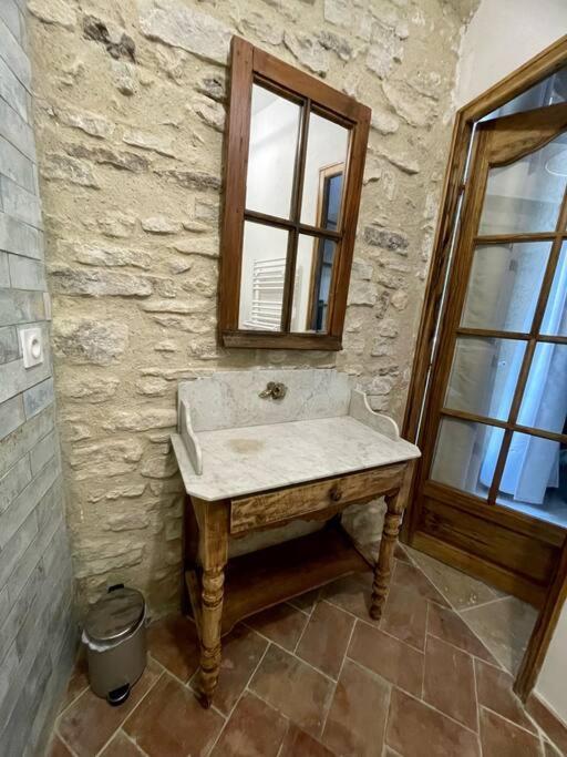 Riverside Flat Between Isle Sur La Sorgue & Gordes Apartment